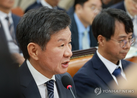 정몽규 HDC 회장이 16일 국회에서 열린 정무위원회 국정감사에서 의원 질의에 답하고 있다. 연합뉴스 제공.